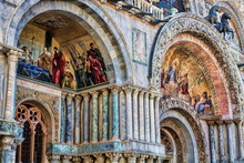 Außenportale Mit Mosaiken Am Markusdom In Venedig, Italien