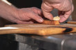 Zubereitung von Knoblauchbrot auf Holzbrett