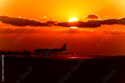 美しい夕焼け雲と飛行機シルエット Beautiful Sunset Clouds And Airplane Silhouette The Most Beautiful The Glow Of The Sunset From The Gap In The Clouds Flying Happiness Aircraft Image Carrying Good Luck Stock Photo Adobe