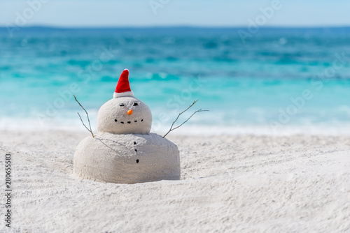 Fototapeta Australian Christmas Sandman na pięknej białej, piaszczystej plaży