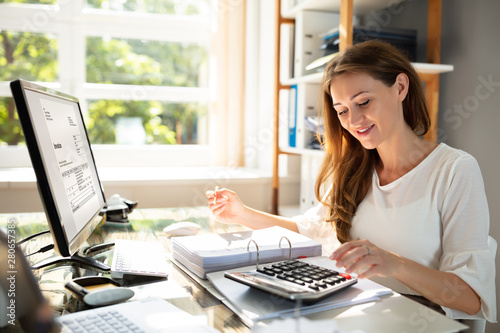 Fotografía Businesswoman Calculating Bill