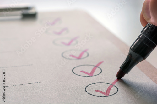 Cuadros en Lienzo Erledigte Aufgaben werden auf einer To-Do-Liste abgehakt