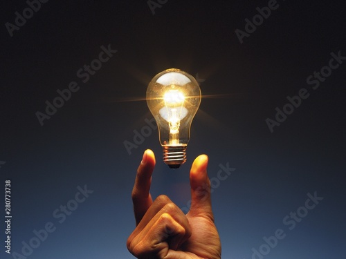 Cuadros en Lienzo hand holding light bulb