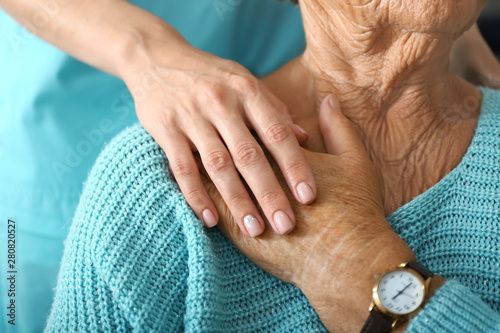 Fotografía Doctor supporting elderly woman in clinic, closeup