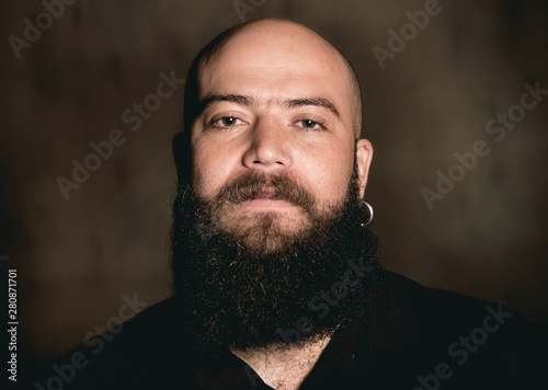 Fotografía Retrato noturno de um homem estilo hipster com fundo em parede rústica