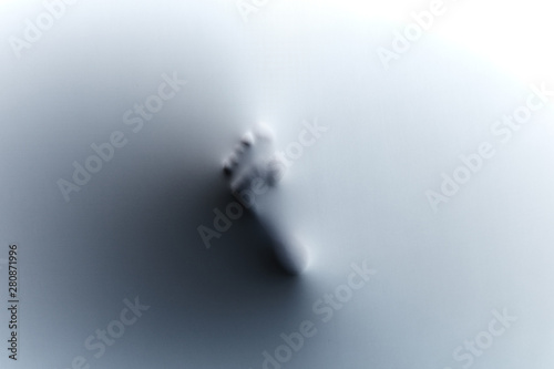 Fotomural Foot of man who standing on glass