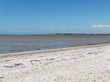 Lagune cotière, marée basse, longue plage et sables des dunes de la réserve naturelle nationale du marais d'Yves entre La Rochelle et Rochefort en  Charente-Maritime