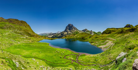 Wall Mural - Panorama lacs d’Auyous und Pic d’Ossau in den französischen Pyrenäen Nationalpark