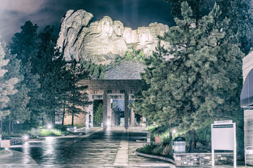 Fototapete - Mount Rushmore entrance at night from the avenue of flags, South Dakota