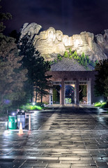 Fototapete - Mount Rushmore entrance at night from the avenue of flags, South Dakota