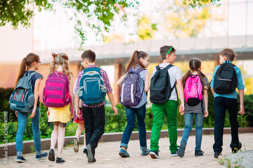 Cuadros en Lienzo Group of kids going to school together.