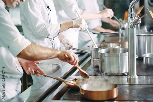 Cuadros en Lienzo Chef cooking vegetables in wok pan. Shallow dof.