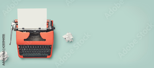 Fotografía retro banner with red vintage typewriter with a blank sheet of paper and paper b