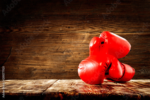 Red boxing gloves on wooden top background. Lerretsbilde