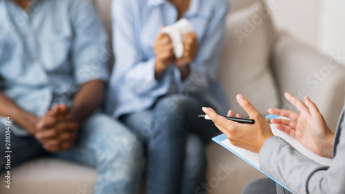 Fotografía Marriage Therapist Giving Advice To Young African American Husband And Wife