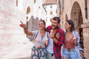 friends in new town,tourist concept