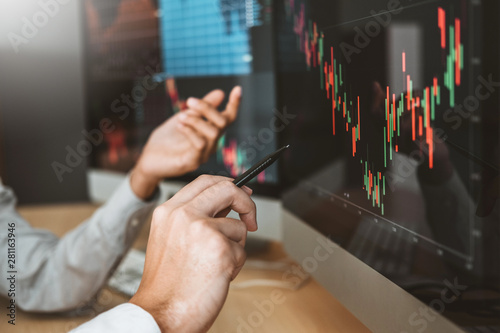 Fotomural Business Team Investment Entrepreneur Trading discussing and analysis graph stoc