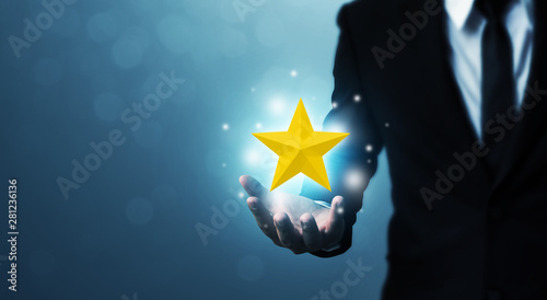 Fotomural Businessman hands hold a five-star gold shape