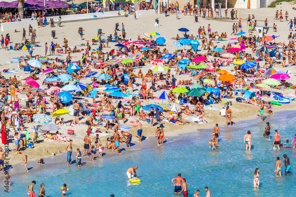 foule de baigneurs sur plage du Verdon, la Couronne, France - obrazy, fototapety, plakaty 