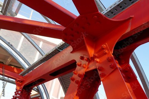 Fototapeta most 3d   przykrecone-belki-z-czerwonego-zelaza-polaczenie-katowe-kilku-belek-zelaznych-w-jednym-miejscu