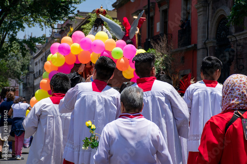 Cuadros en Lienzo Peregrinación católica con acólitos o monaguillos en una calle de la Ciudad de M