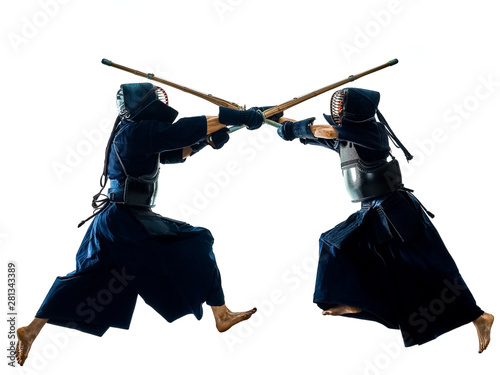 Obrazy Kendo  dwaj-zawodnicy-sztuk-walki-kendo-walcza-w-sylwetce-na-bialym-tle