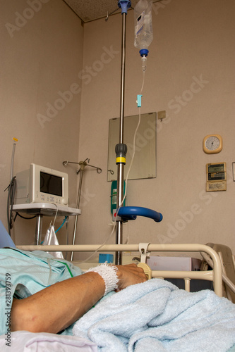 病院のベッドで点滴を受ける男性 Foto De Stock Adobe Stock 病院のベッドで点滴を受ける男性 Foto De Stock Adobe Stock