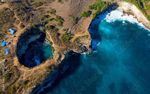 Fotomural Drone Shot of Pasih Uug Broken Beach at Nusa Penida, Bali - Indonesia