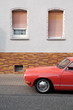 Zwillingsfenster und roter deutscher Sportwagen der Sechzigerjahre mit Luftkühlung und Heckmotor bei den Golden Oldies in Wettenberg Krofdorf-Gleiberg bei Gießen in Hessen