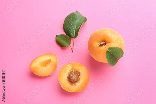 Fotografía Delicious ripe sweet apricots on pink background, flat lay