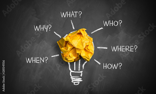 Fotomural crumpled paper on a blackboard with the words when, why, what, who, where, how