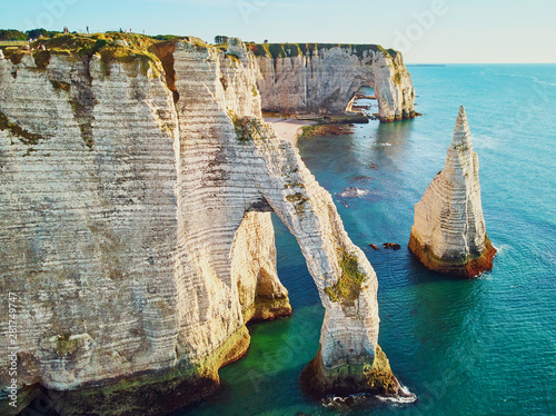 Cuadros en Lienzo Picturesque landscape of white chalk cliffs and natural arches of Etretat, Franc