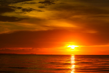  zachód słońca na morzu i oceanie ostatnie światło czerwone niebo sylwetka chmura
