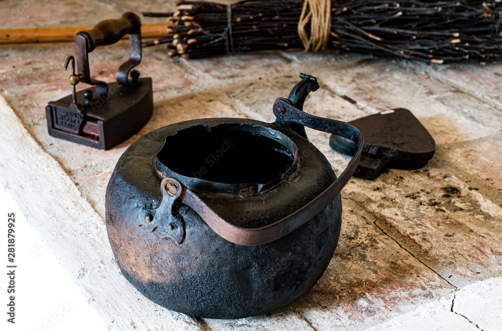 Stary metalowy czajnik do gotowania wody na ogniu - obrazy, fototapety, plakaty 