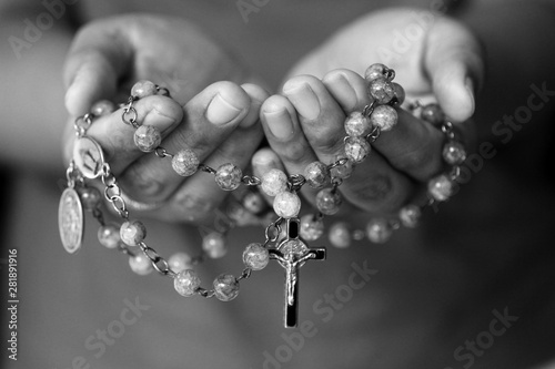 Fotomural Rosary in hand in black and white
