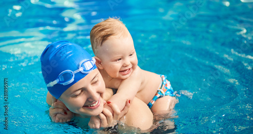 Fotomural Child having fun in water with mom