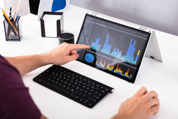 Aufkleber - Businessman Analyzing Graph On Computer