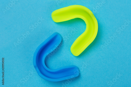 Photographie two rubber teeth and lips protections, blue and yellow, for boxing or for karate