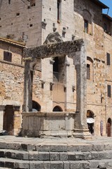 Wall Mural - The well at the Piazza della Cisterna, San Gimignano