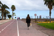Frau auf Strandpromenade beim Shopping Fuerteventura Radweg Fußweg Palmen Kanaren