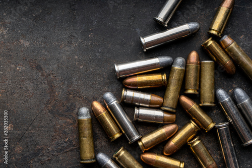 Fotografía Hand guns , ammo ,Guns with ammunition on Dark background.
