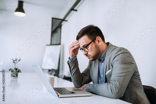 Fotomural Businessman stressed out at work in casual office
