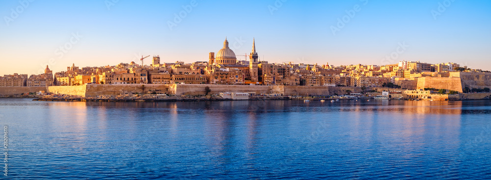 Obraz na płótnie Sunrise over the Valletta city w salonie