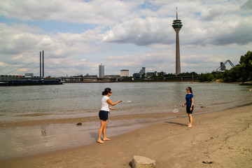 Wall Mural - Jogando Badminton na praia do rio Reno em Dusseldorf na Alemanha