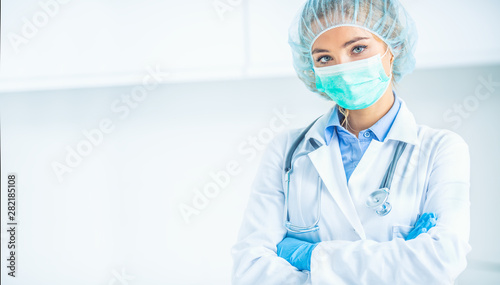 Cuadros en Lienzo Portrait of doctor woman surgeon specialist in sterile clothing