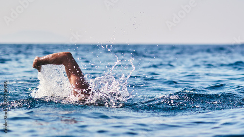 Obrazy Pływanie  trening-plywakow-na-otwartym-morzu-oceanie