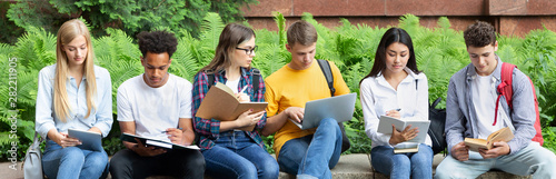 Fotografía Preparing for lecture. Teens sitting in university campus