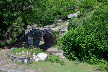 Sticker - Kapetan-Arkouda-Brücke bei Dhilofo, Pindos-Gebirge, Griechenland - Captain Arkouda's Stone Bridge at Dhilofo in Pindos mountains, Greece