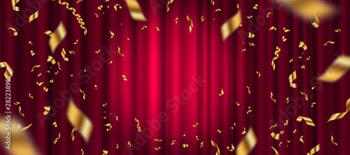 Fotografía Spotlight on red curtain background and falling golden confetti