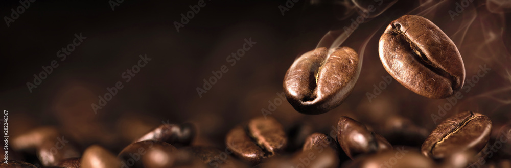 Obraz na płótnie Coffee Beans Closeup On Dark Background w salonie